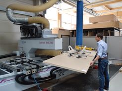 The VacuPowerlift from Albert Fezer Maschinenfabrik GmbH enables the ergonomic and efficient loading of CNC machines, improving both productivity and workplace safety