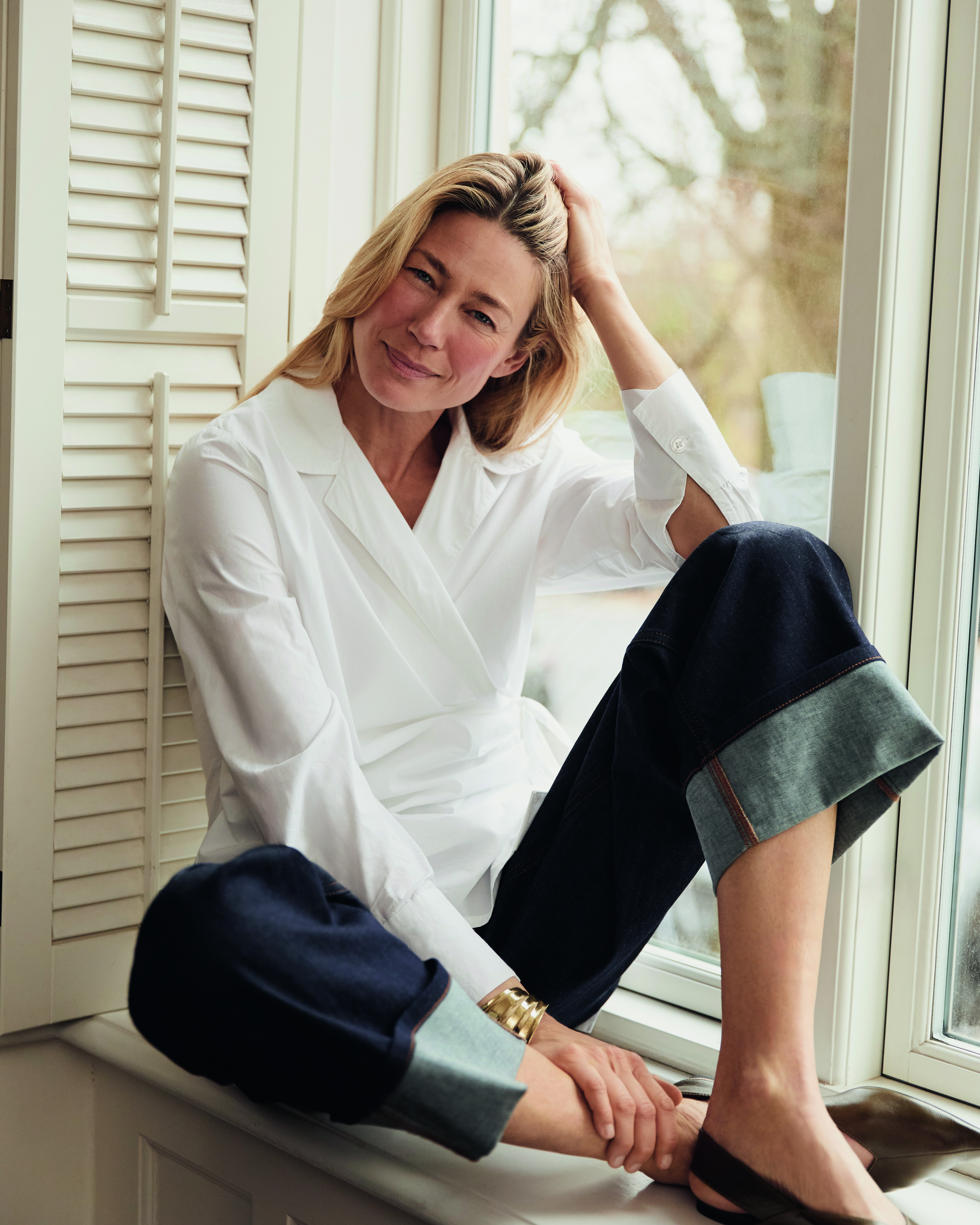 Un look classico con jeans a tre quarti abbinati a una camicia bianca e fresca della prossima collezione autunnale