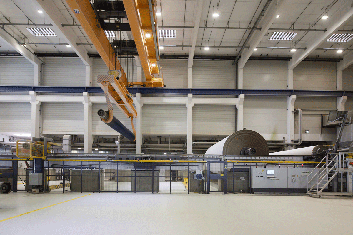 In the modern, bright production hall at the Spremberg site, large paper rolls for the packaging industry are produced on highly automated equipment