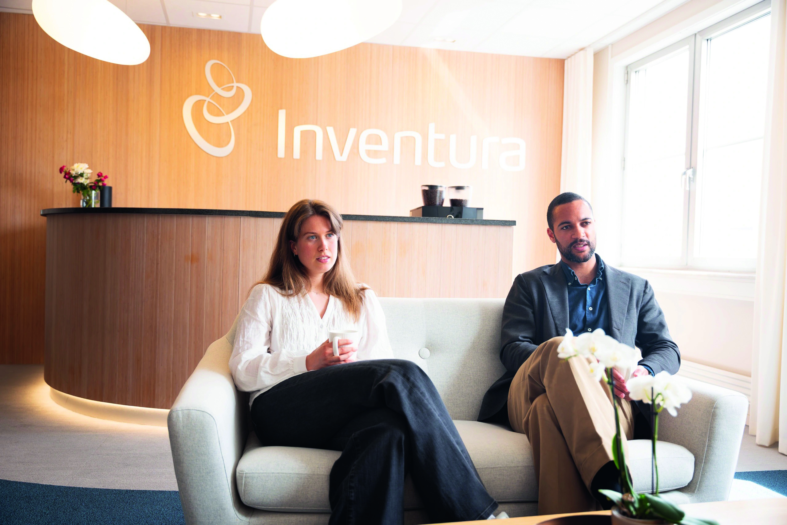 Las conversaciones informales son parte del ritmo en Inventura – lugares donde los colegas se conectan, se desafían mutuamente y refuerzan el espíritu colaborativo de la empresa