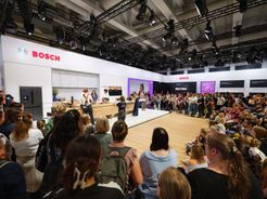 Látogatók tömege az IFA-n Berlinben