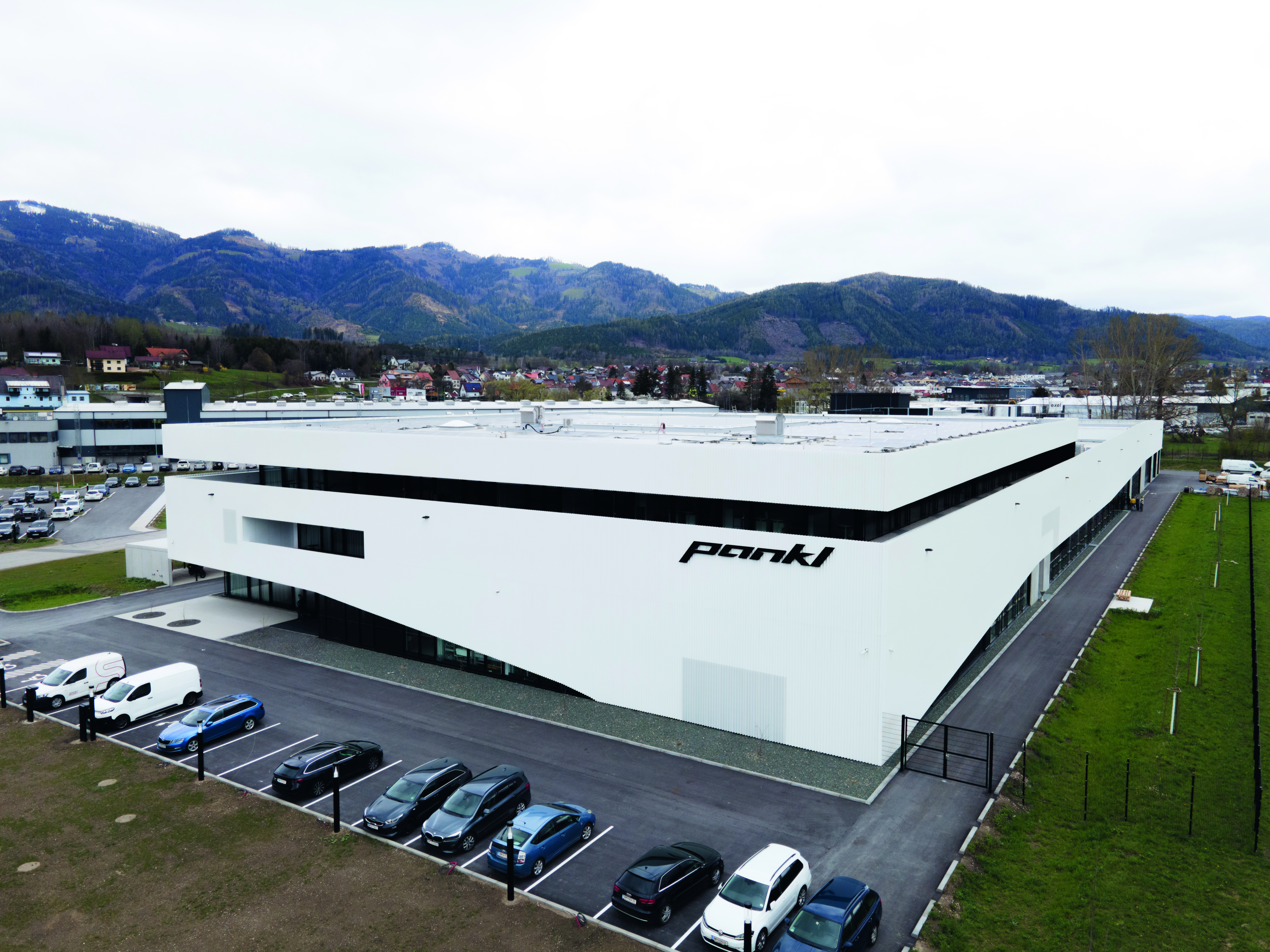 L'impianto Pankl Aerospace, che mostra tecnologie avanzate e infrastrutture