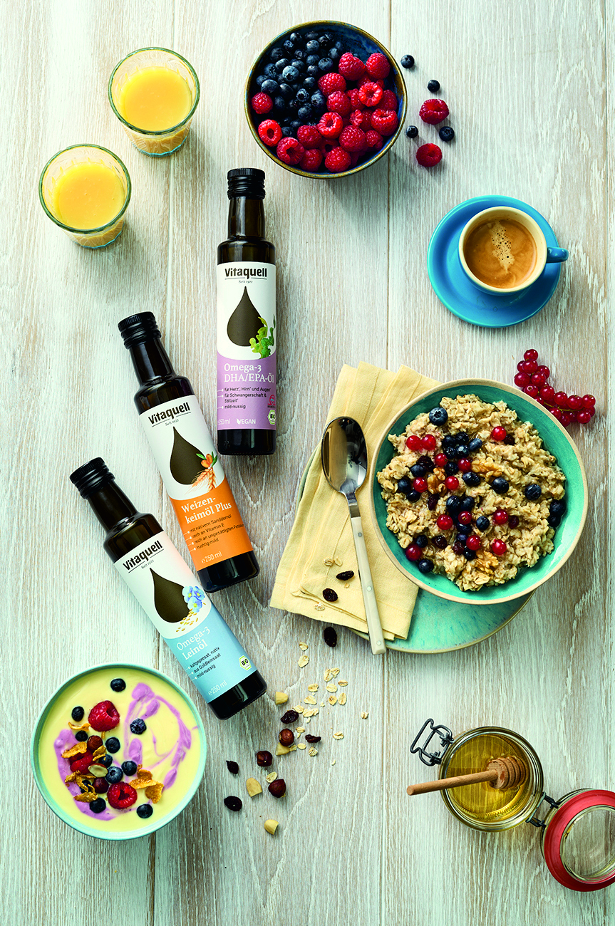 Színes kezdet a napnak: A Vitaquell változatos hidegen sajtolt olajkínálata funkcionalitást ötvöz a természetes ízekkel – elengedhetetlen tápanyagokat biztosítva és támogatva az első étkezéstől kezdve az egyensúlyos, növényi alapú életmódot