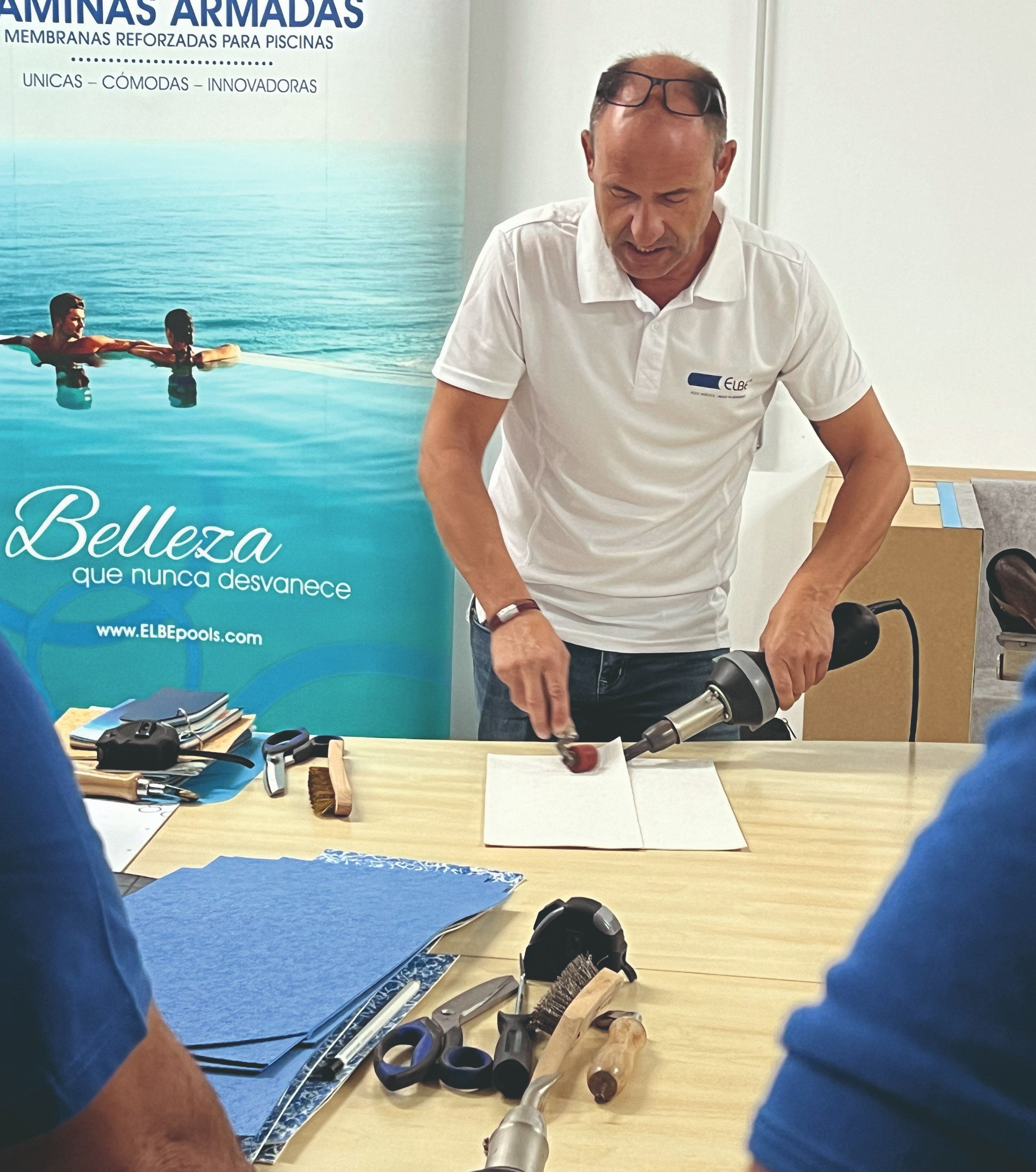 Formation sur un établi couvrant la mise en forme et le soudage de membranes utilisant des outils thermiques professionnels et des techniques d'installation précises