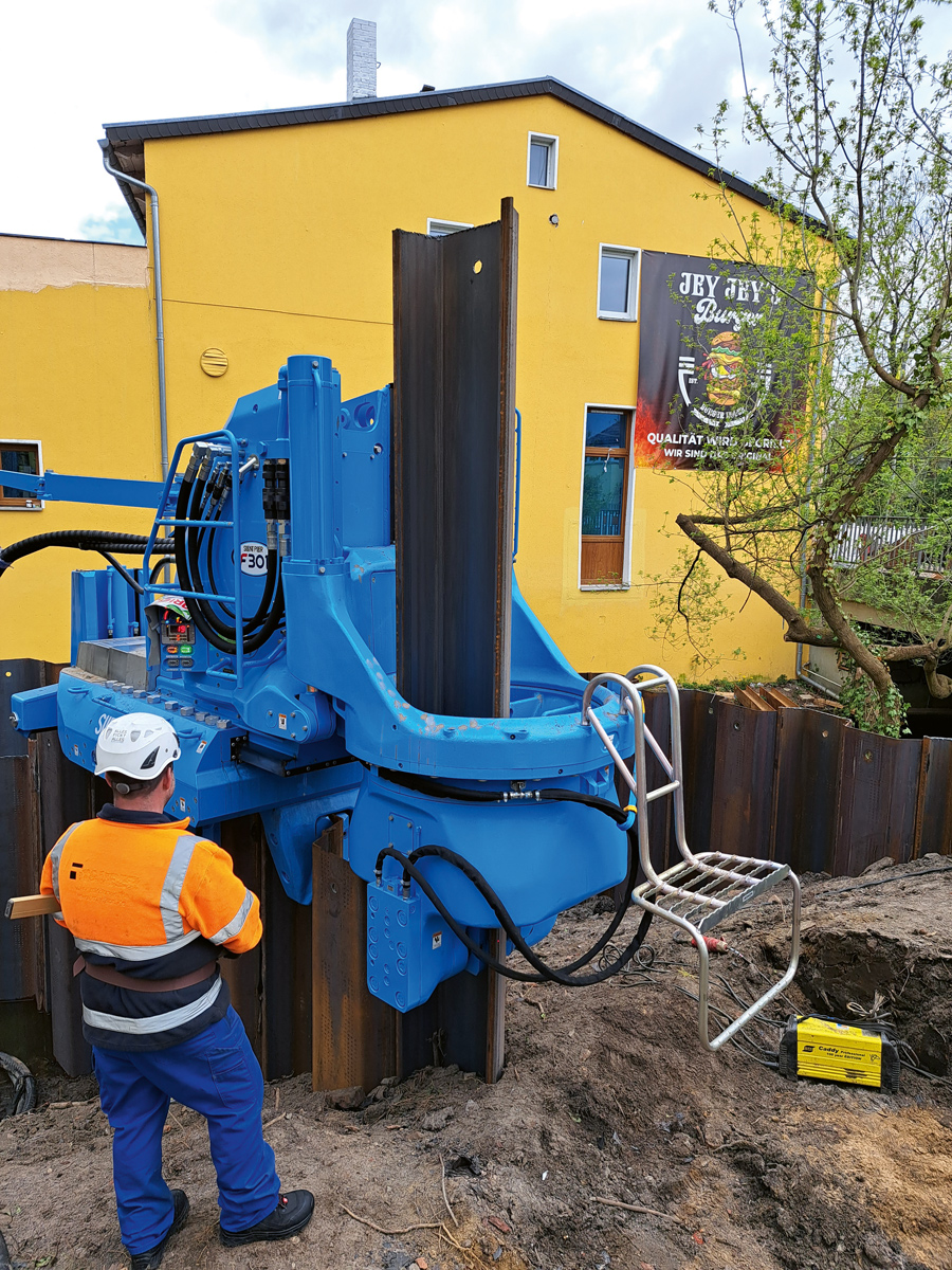 Rezgésmentes és pontos: egy cölöp fal elemének beépítése építkezésen