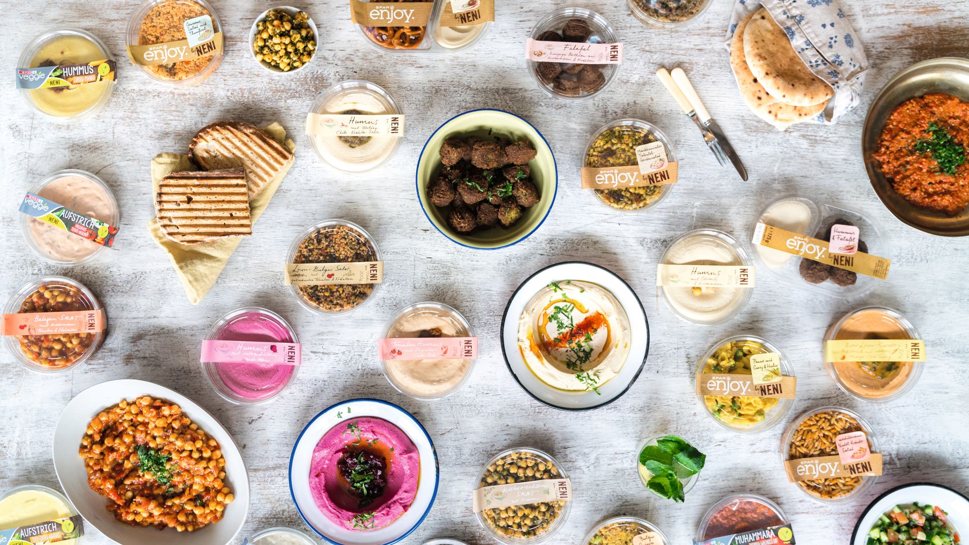 Une variété colorée de plats méditerranéens orientaux - vibrante, fraîche, pleine de saveur
