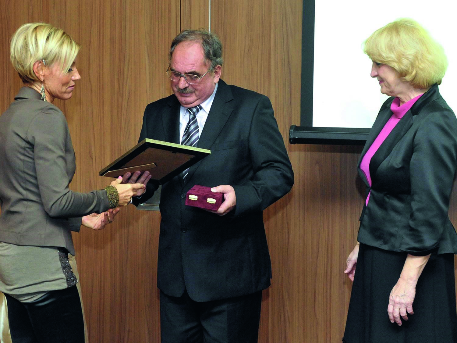 Un moment d'honneur : le PDG Lajos Szabó reçoit une reconnaissance pour des décennies de leadership visionnaire – et pour avoir construit l'une des agroentreprises les plus respectées de Hongrie avec clarté