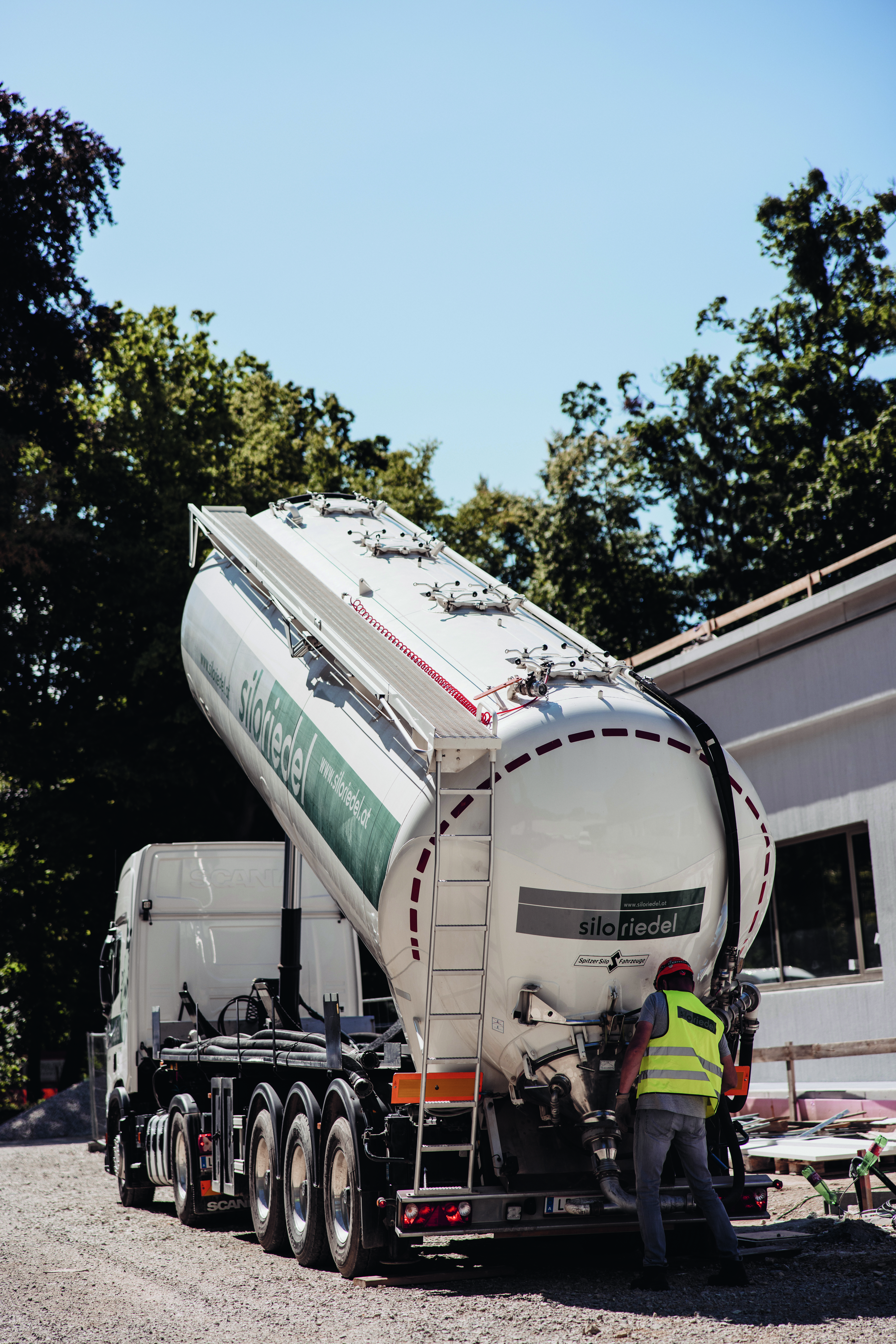 Ready for action: a Silo Riedel trailer with its silo raised during operations