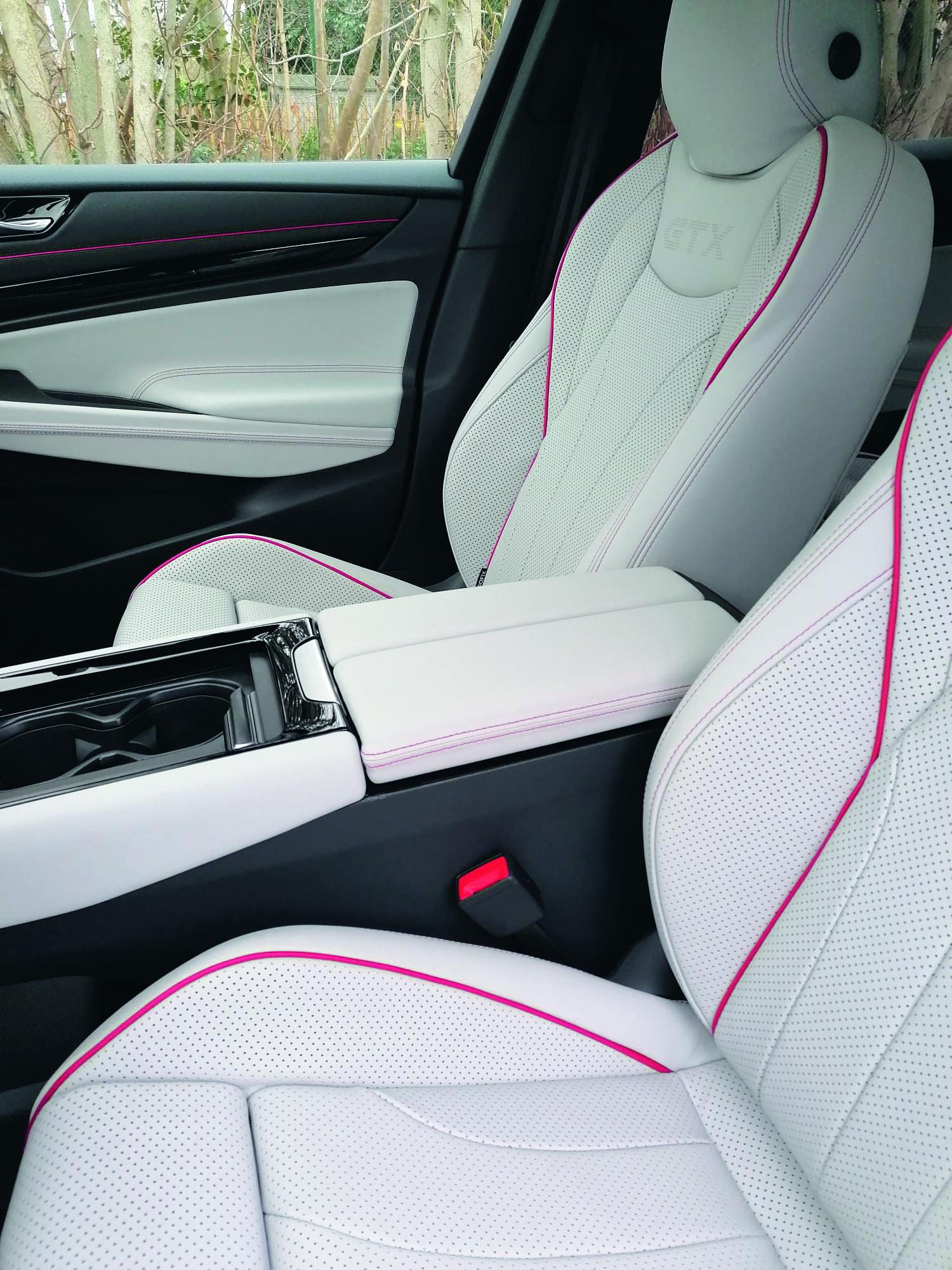 ECA ist spezialisiert auf die Neubezug von Autos – Maßanfertigung oder Serienproduktion