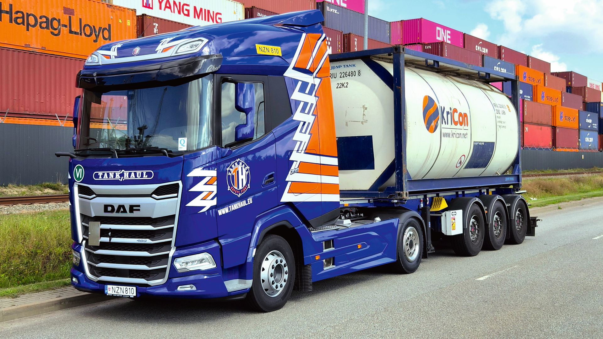 La propre flotte de camions de KriCon assure un transport fiable du premier et dernier kilomètre pour les cargaisons liquides à travers l'Europe