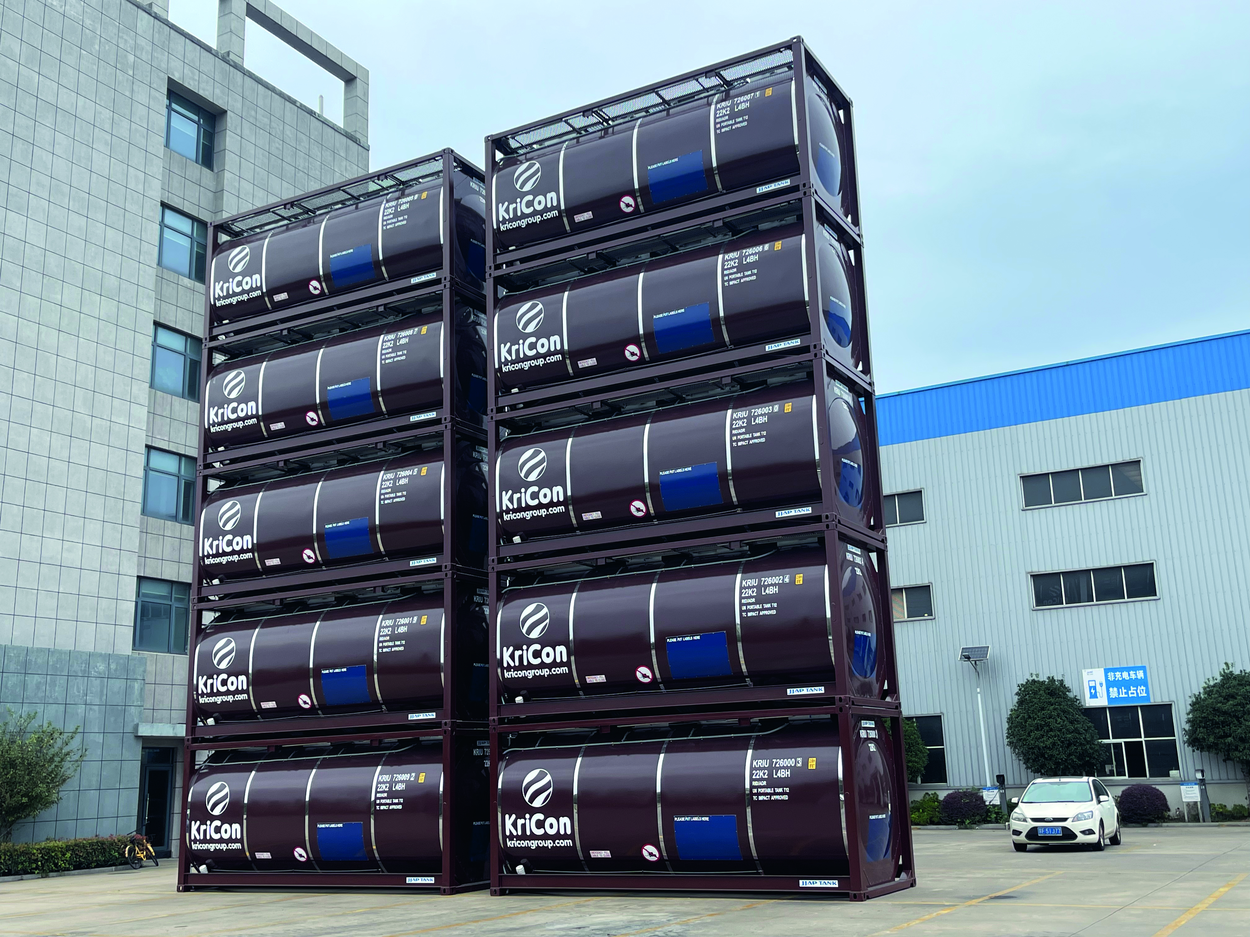 Des tanks ISO empilés illustrent la capacité de KriCon à gérer efficacement le transport de vrac liquide à travers son réseau logistique international