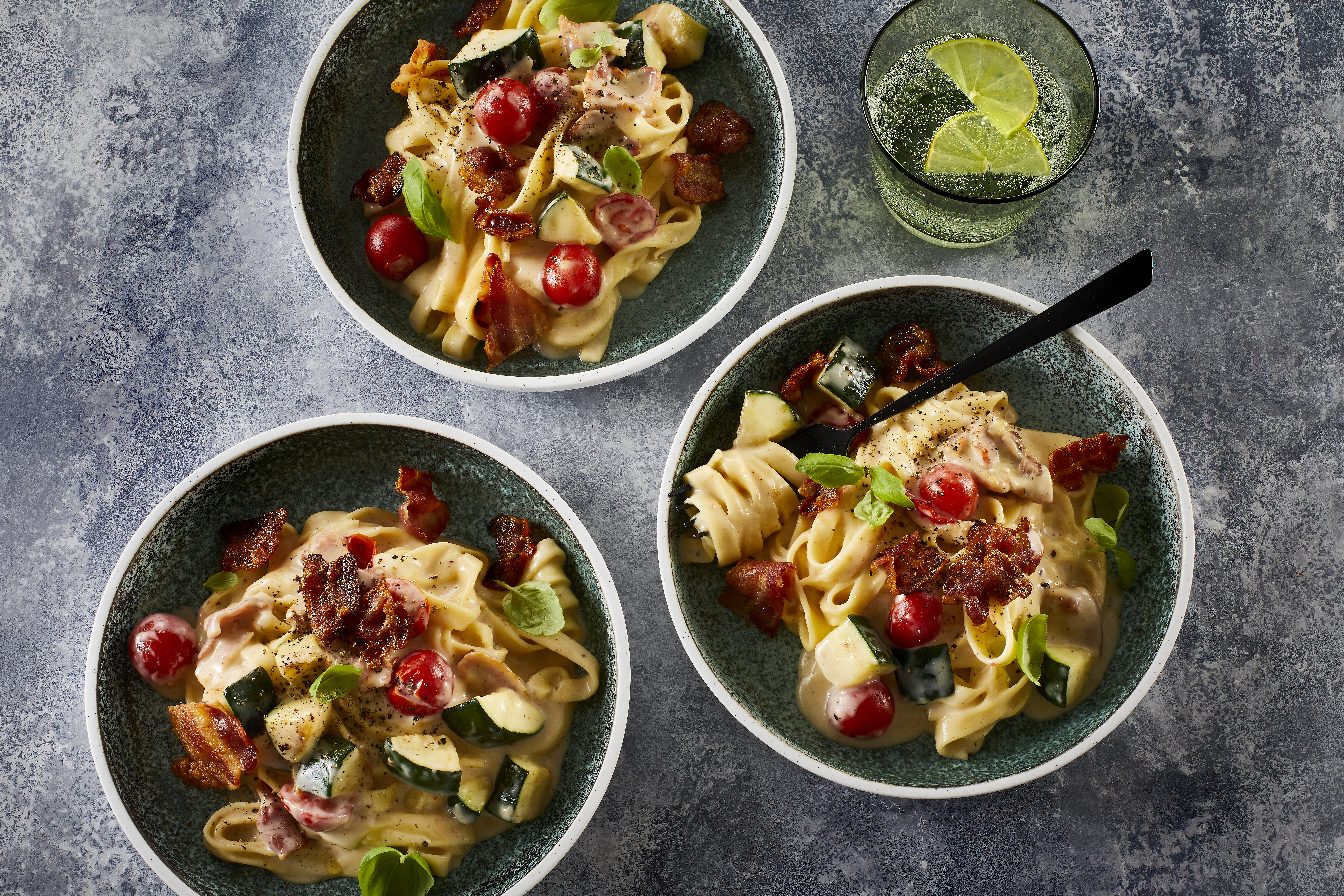 Che sia per colazione, pasta o come condimento - questo suggerimento di servizio evidenzia la versatilità del bacon nella cucina quotidiana