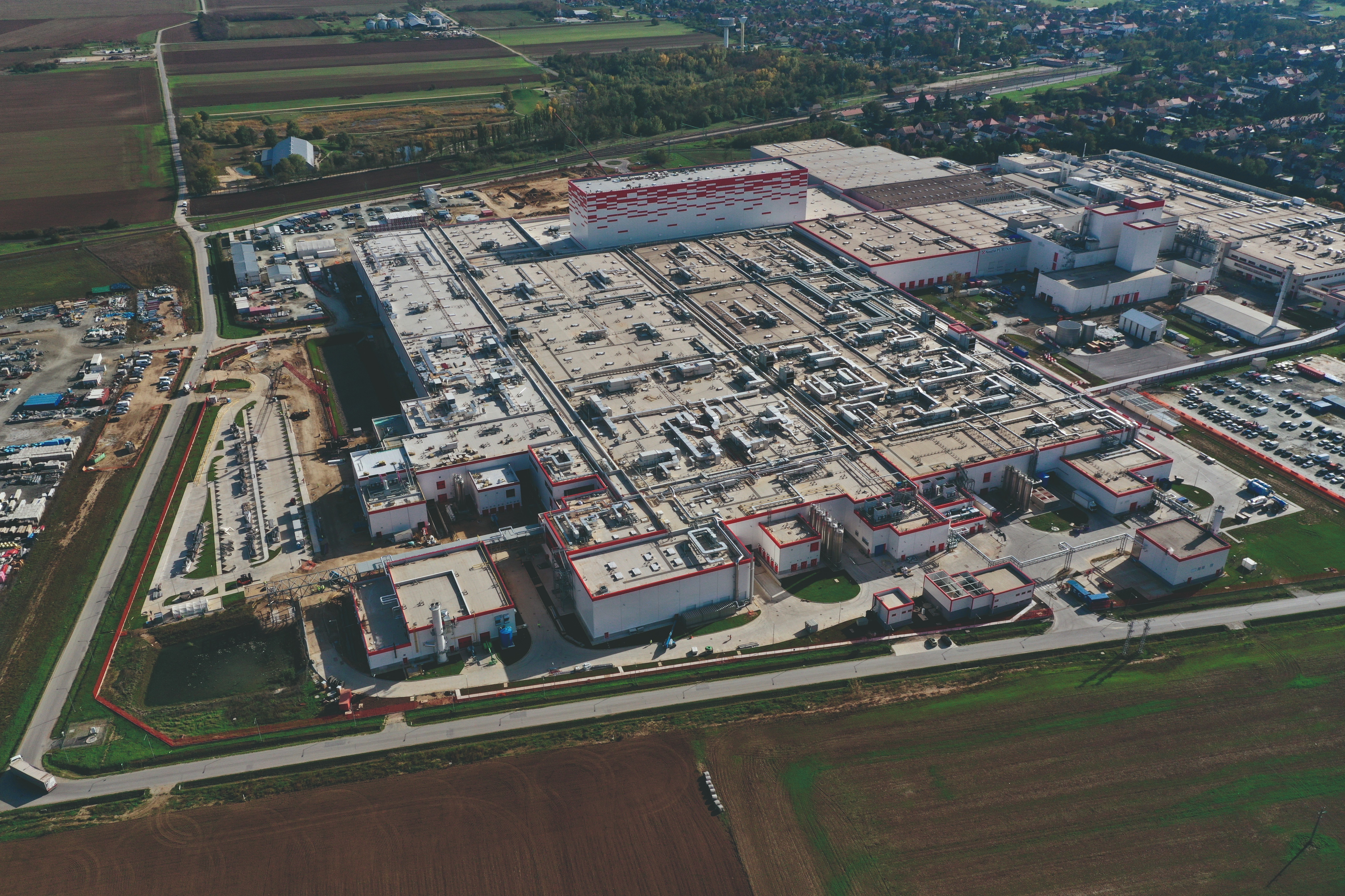 La planta de producción de alimentos en Bük demuestra la experiencia de Synergy Construction Hungary en la entrega de instalaciones de fabricación a gran escala