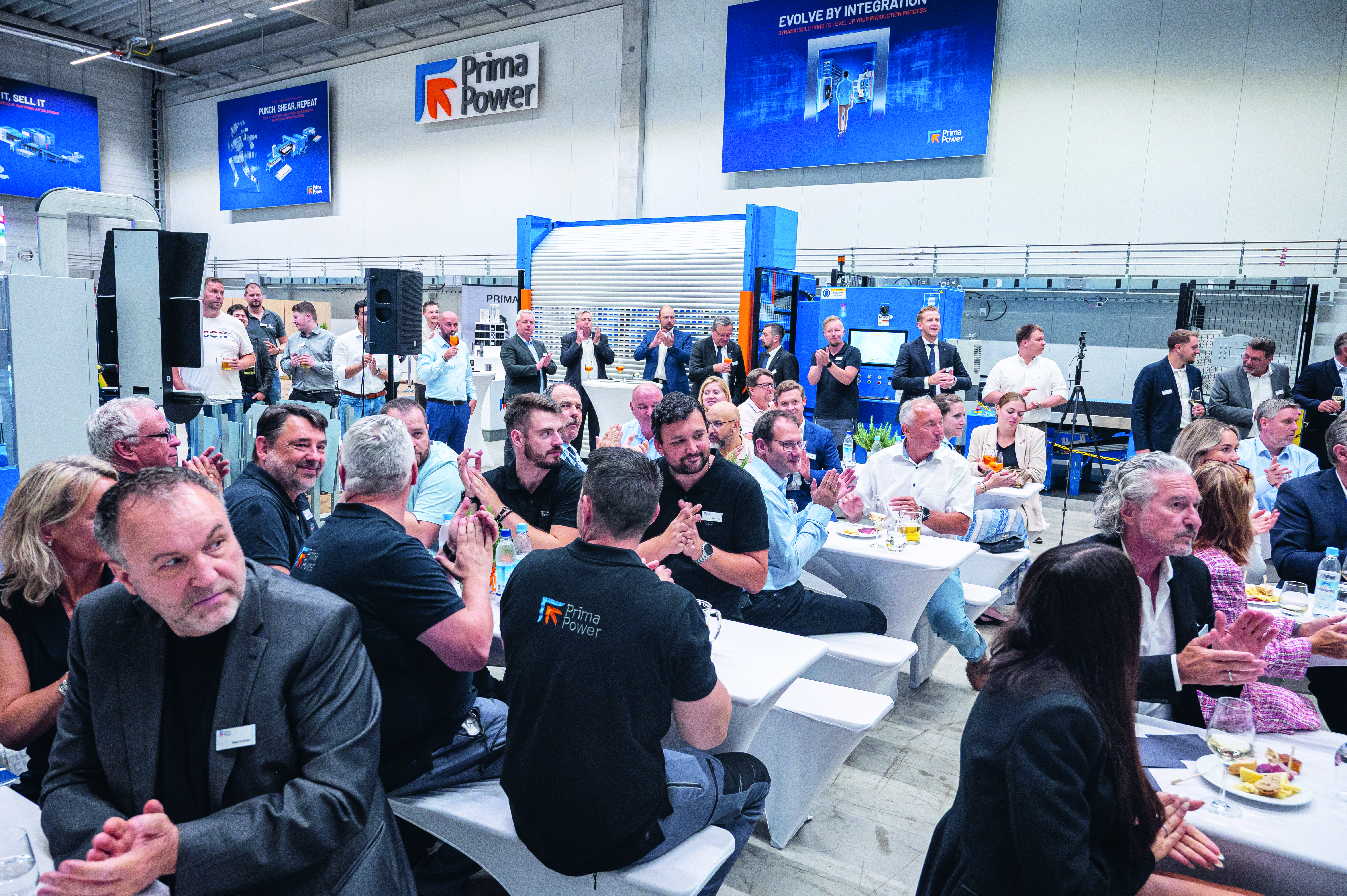 A belső műhelyen részt vevő alkalmazottak és partnerek tükrözik a Prima Power együttműködésre és tudásmegosztásra helyezett hangsúlyát