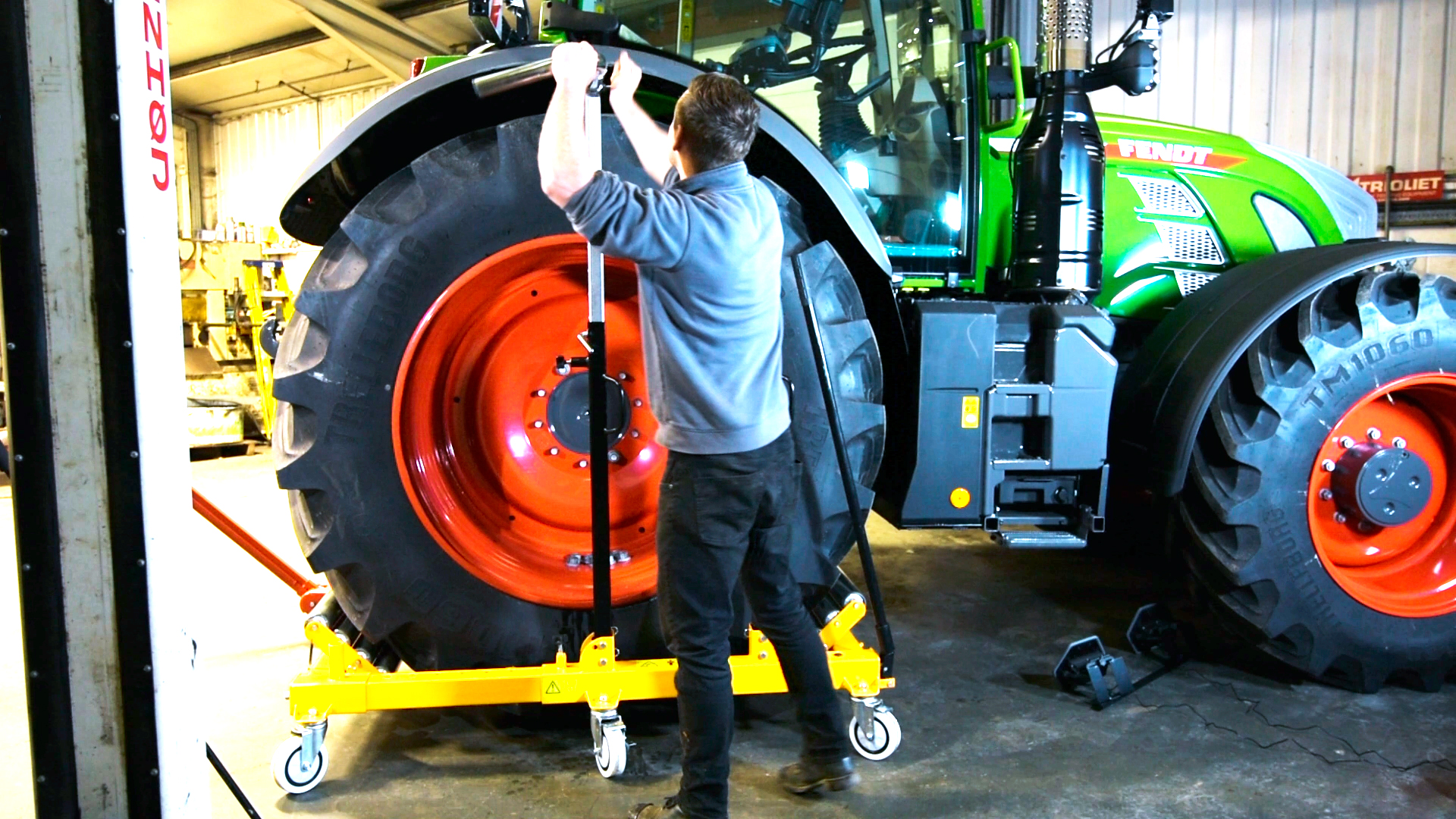 Sparex Handels- und Vertriebs GmbH Radmontage an einem Traktor