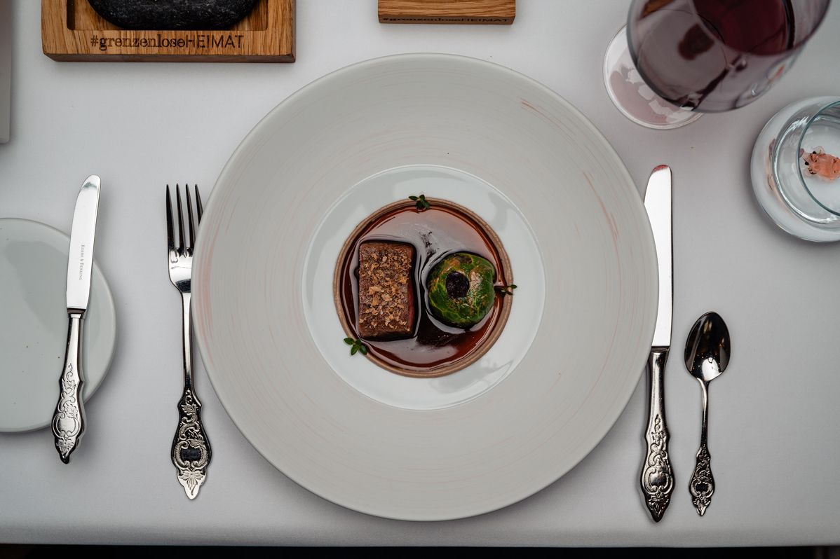 Sztuka kulinarna na poziomie gwiazdkowym: Danie z nowego menu AURA autorstwa Alexandra Herrmanna & Executive Chef Tobiasa Bätza