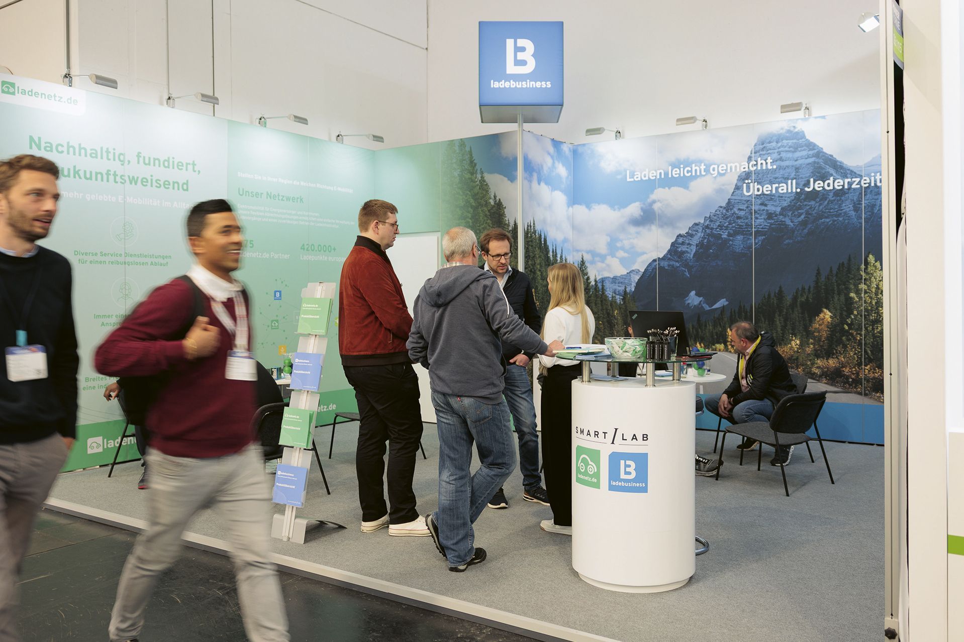 Stoisko smartlab na targach Power2Drive 2025 – miejsce spotkań dla zainteresowanych tematem elektromobilności