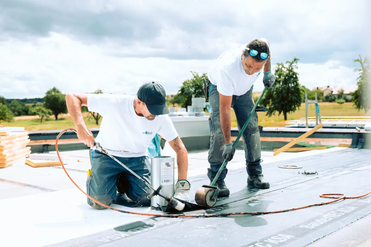 Costruzione di tetti piani con sistema, struttura e visione