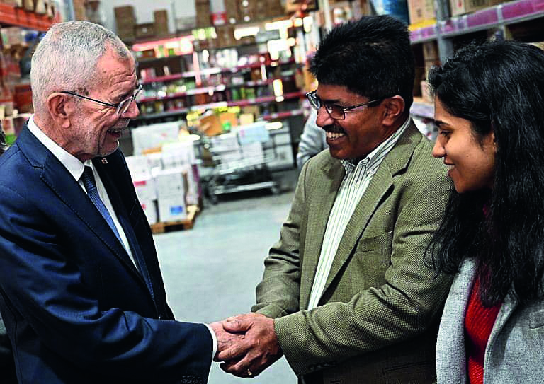 Joseph Abraham, Geschäftsführer der MULACKAL Handel Ges.mbH, gemeinsam mit Bundespräsident Dr. Alexander Van der Bellen und seiner Tochter Jisha Abraham, Direktorin für Marketing