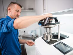 A munka a nagyon összetett mérőtechnikával a legnagyobb koncentrációt és műszaki tudást igényli