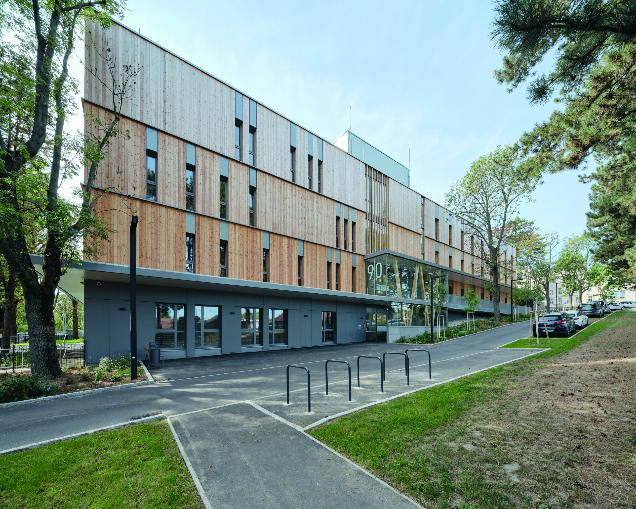 Presentación de la instalación psiquiátrica provisional en Ottakring: una estructura modular de madera con 60 camas, diseñada para confort y conexión natural