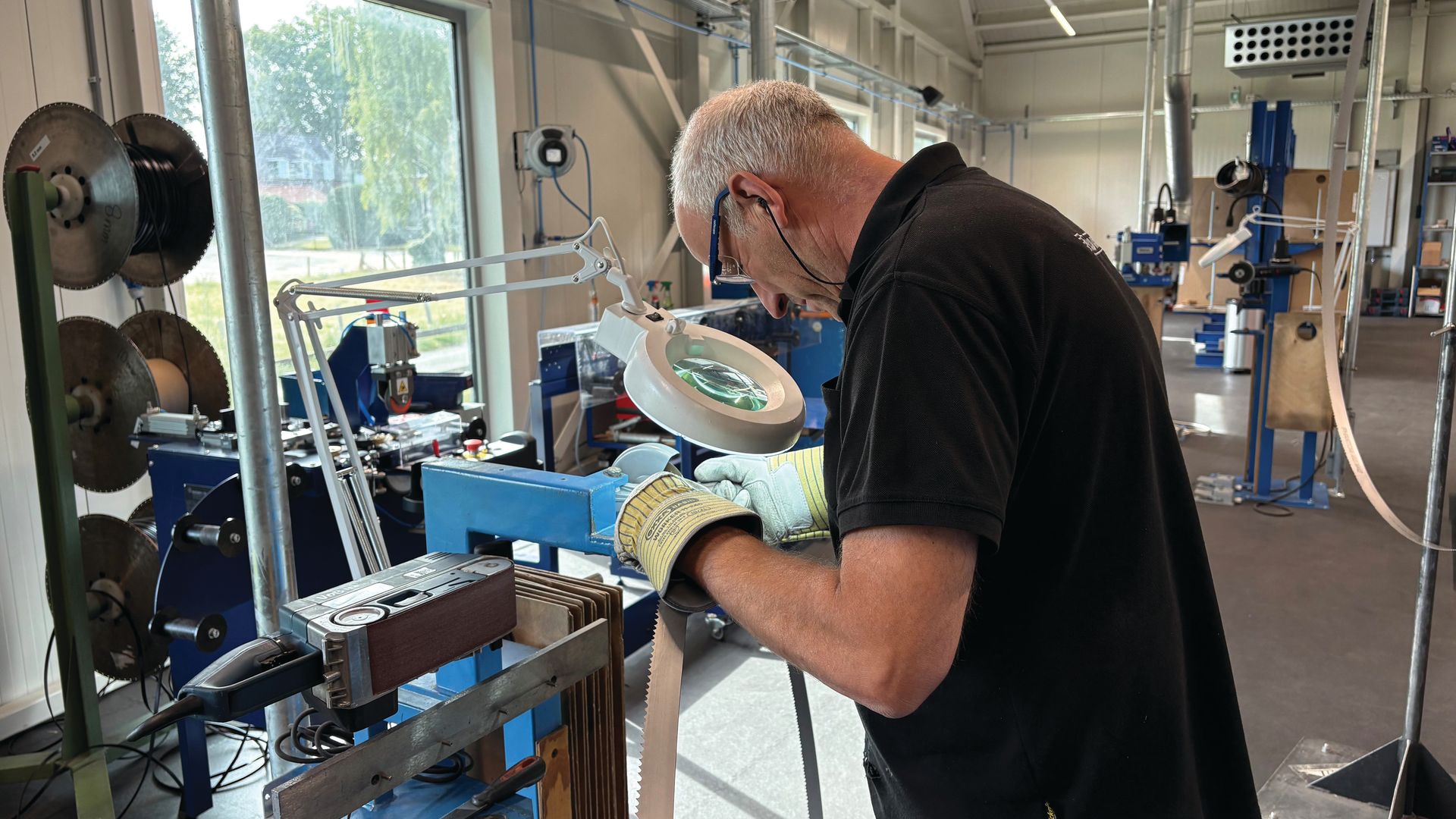 En el taller de soldadura de sierras de cinta, cada soldadura se inspecciona cuidadosamente en busca de calidad antes de que las cuchillas sean liberadas para la entrega