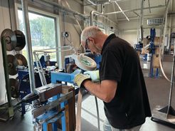 En el taller de soldadura de sierras de cinta, cada soldadura se inspecciona cuidadosamente en busca de calidad antes de que las cuchillas sean liberadas para la entrega