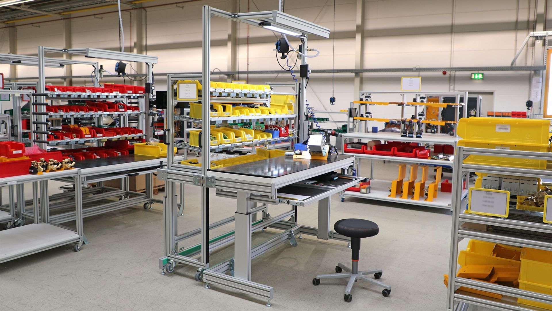 Symacon System + Service GmbH Postes de montage avec mise à disposition de matériel