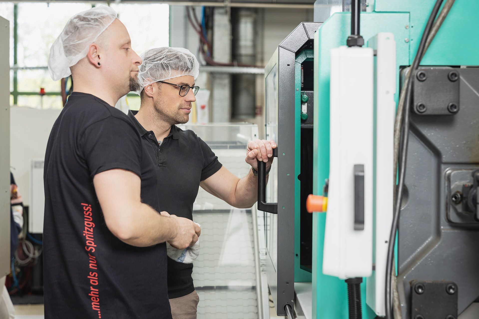 BERGI-PLAST GmbH Dr. Ronald Bernstein e un dipendente verificano direttamente all'impianto i prossimi passi di ottimizzazione