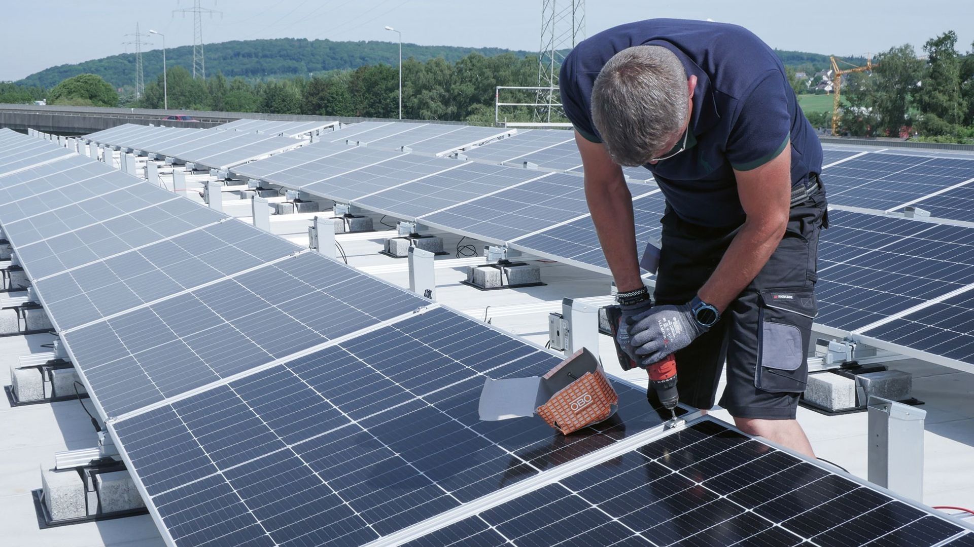 OBO Bettermann Holding GmbH & Co. KG Efficiënte montage van de OBO-platte daksystemen