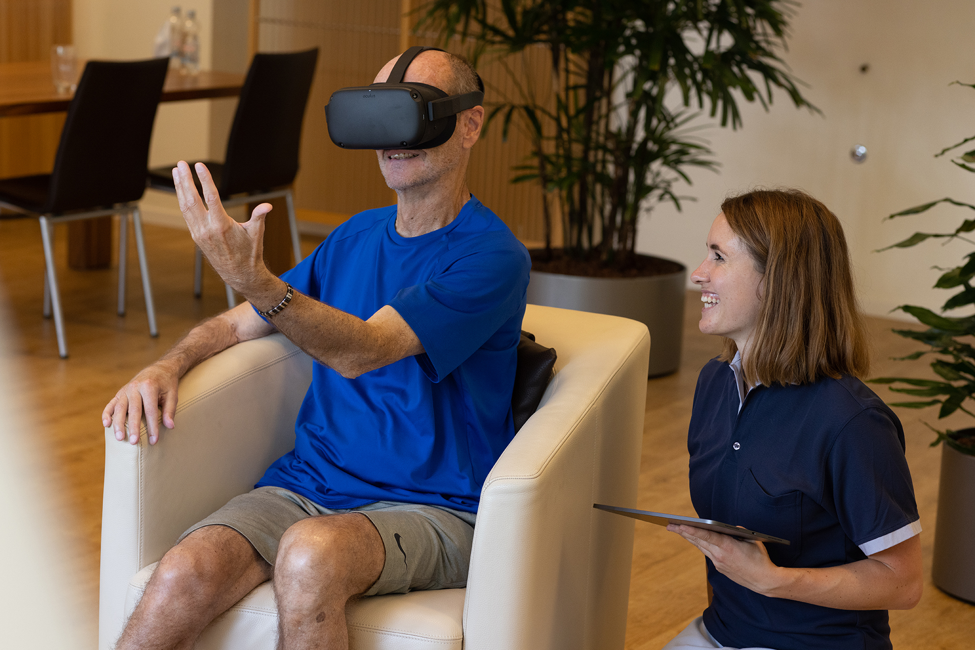 Patient mit VR-Brille für robotergestützte Therapie – Kombination von VR und Robotik für innovative Rehabilitation