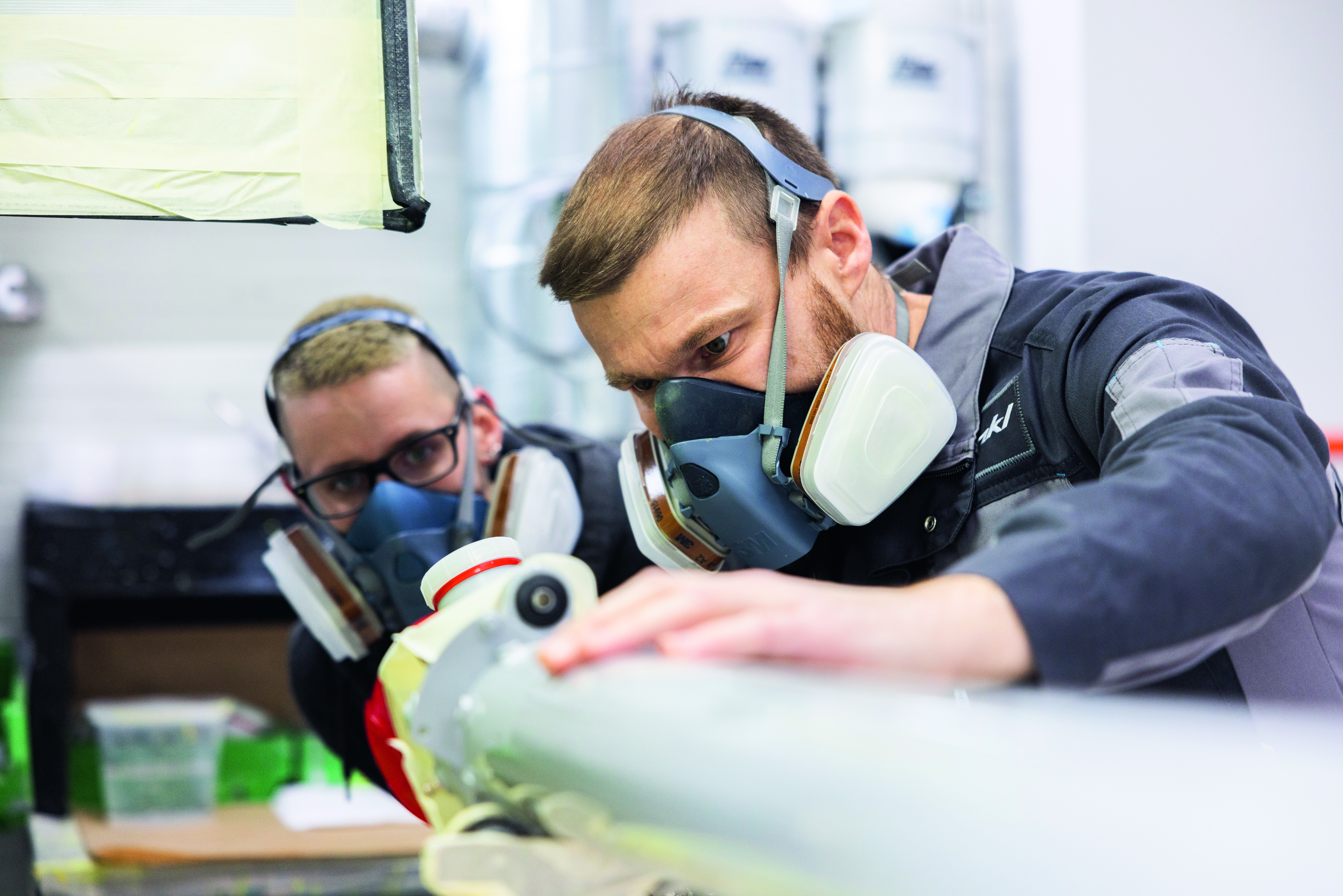 Ingegneri che collaborano per affinare i progetti, garantendo che ogni prodotto superi gli standard di settore per le prestazioni