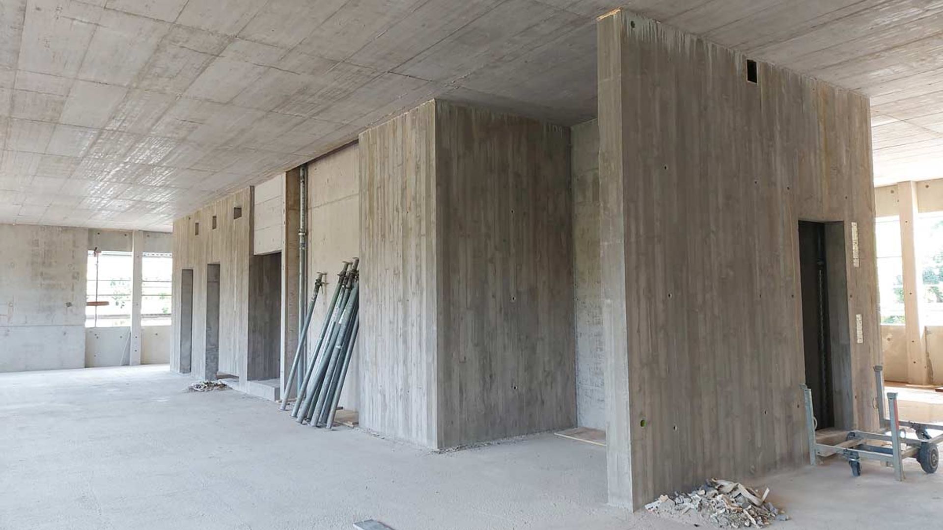 Stotz Bau exposed concrete walls in board formwork