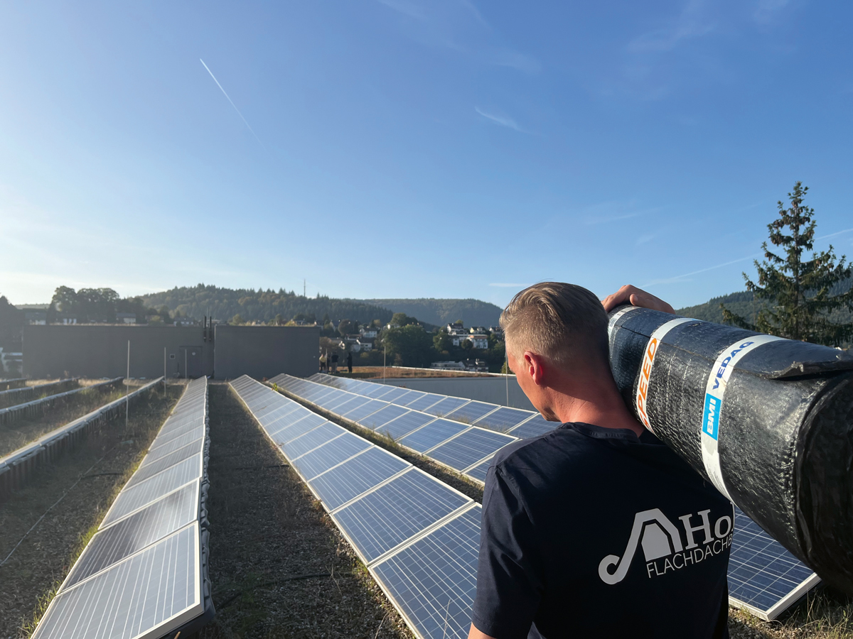 Engagé pour la qualité : travail sur l'objet - entre modules photovoltaïques et technologie de toiture