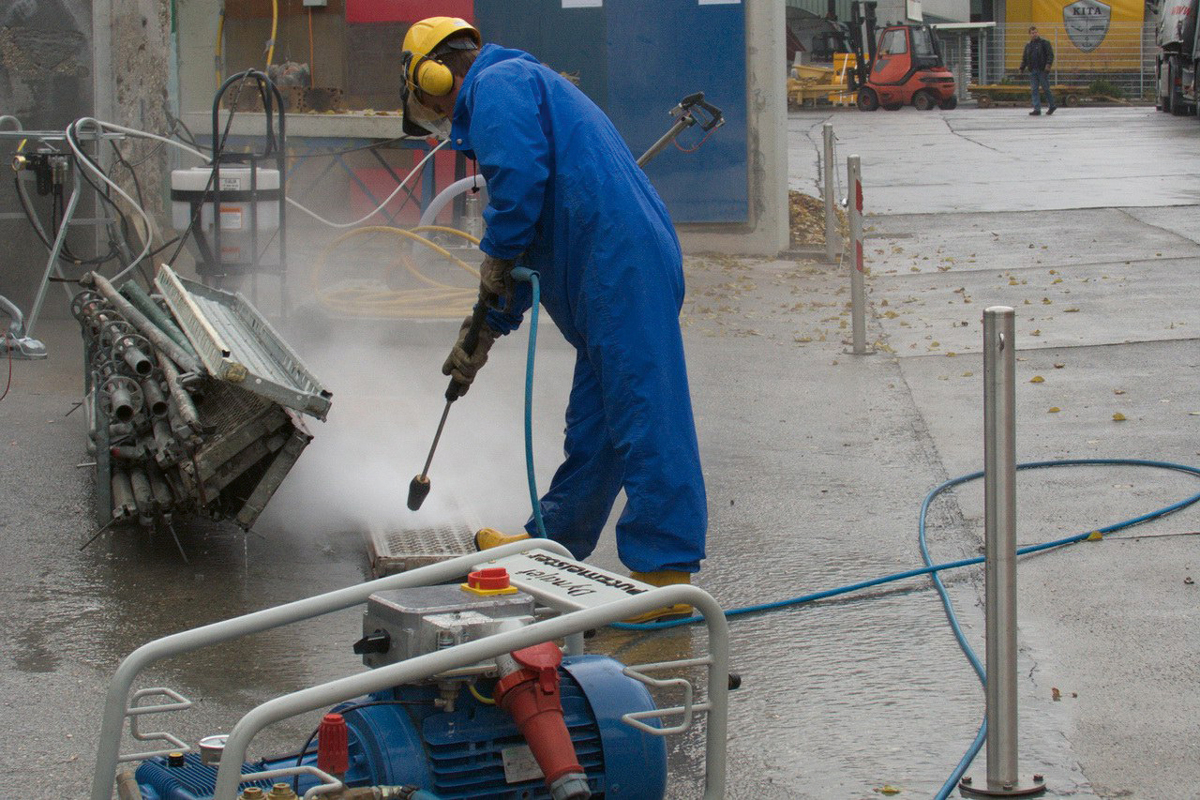 Robust Cleaning Technology for Demanding Environments - DYNAJET High-Pressure Cleaners in Industrial Use