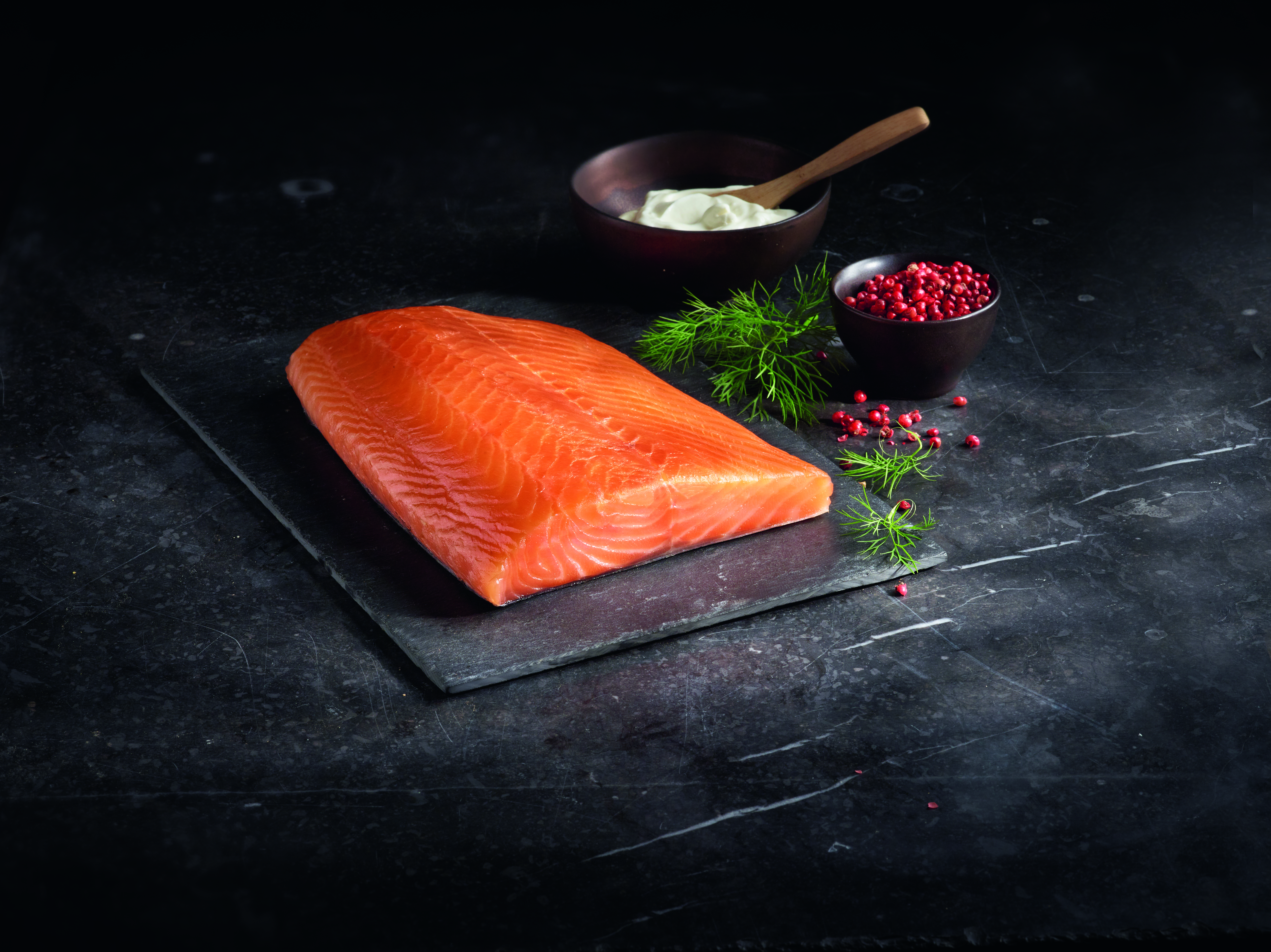 A füstölt lazac egyre népszerűbb fehérjeforrássá válik a fogyasztók körében világszerte