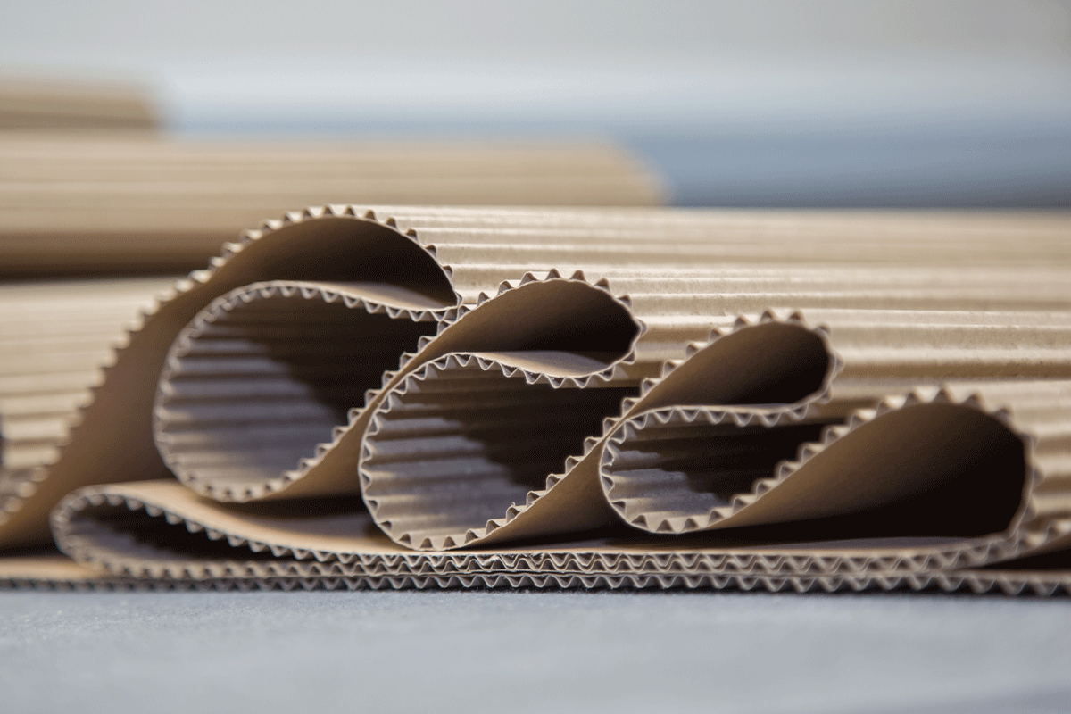 Wide paper webs made of recycled material form the basis for the production of sustainable packaging